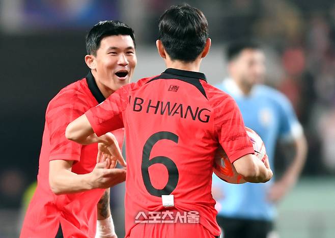 대한민국 축구대표팀 황인범이 28일 서울월드컵경기장에서 열린 대한민국과 우루과이대표팀과의 평가전 후반 동점골을 성공시킨 후 김민재와 환호하고 있다.2023.03.28.  상암 | 강영조기자 kanjo@sportsseoul.com