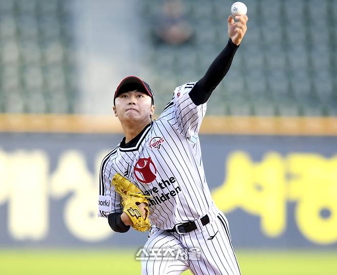 [포토] 김윤식 '힘찬 투구'