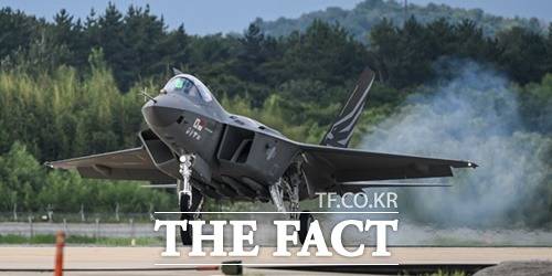 KF-21 보라매 시제기가 이륙하고 있다. /KAI