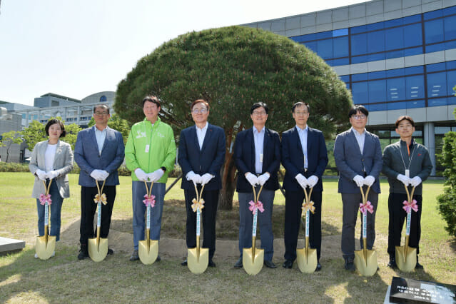 김준 SK이노베이션  부회장(왼쪽에서 네번째)과 이성준 환경과학기술원장(왼쪽에서 다섯번째)이 15일 대전 환경과학기술원에서 열린 식수행사에 참여해 기념사진을 촬영하고 있다.