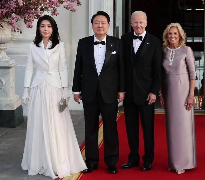 지난 4월 미국을 국빈 방문한 윤석열 대통령과 김건희 여사가 조 바이든 미국 대통령과 질 바이든 여사와 기념 촬영을 하고 있는 모습. [이미지출처=연합뉴스]