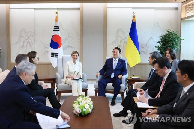 윤석열 대통령이 16일 서울 용산 대통령실 청사에서 볼로디미르 젤렌스키 우크라이나 대통령의 부인 올레나 젤렌스카 여사를 접견하고 있다. [사진출처=연합뉴스]