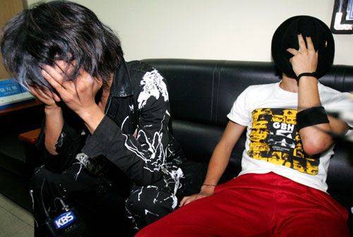 2005년 MBC 생방송 '음악캠프' 성기 노출 사고 직후 서울 영등포경찰서에 연행된 펑크그룹 카우치, 스파이키 브랫츠의 멤버./조선DB