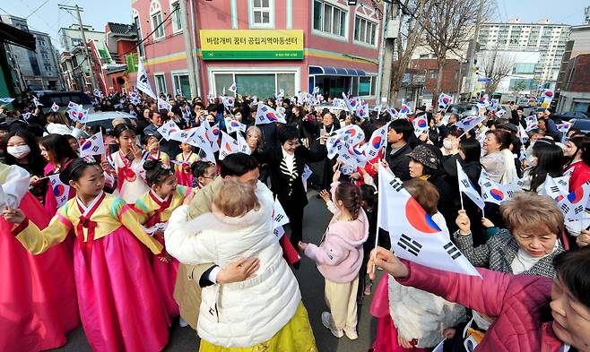 제104주년 3·1절을 맞은 1일 오후 광주 광산구 월곡동에서 고려인마을 주민들이 1923년 연해주 3·1만세운동을 재현하며 거리행진을 하고 있다. /뉴시스