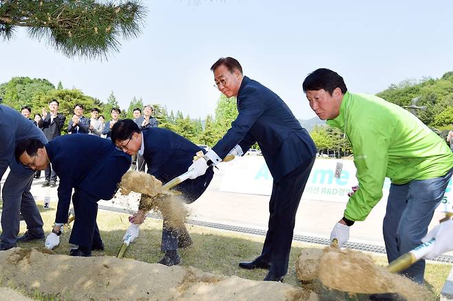 김준(오른쪽에서 두번째) SK이노베이션 부회장이 15일 대전 환경과학기술원에서 열린 식수행사에 참여해 식수목 하단에 흙을 뿌리고 있다. /SK이노베이션 제공