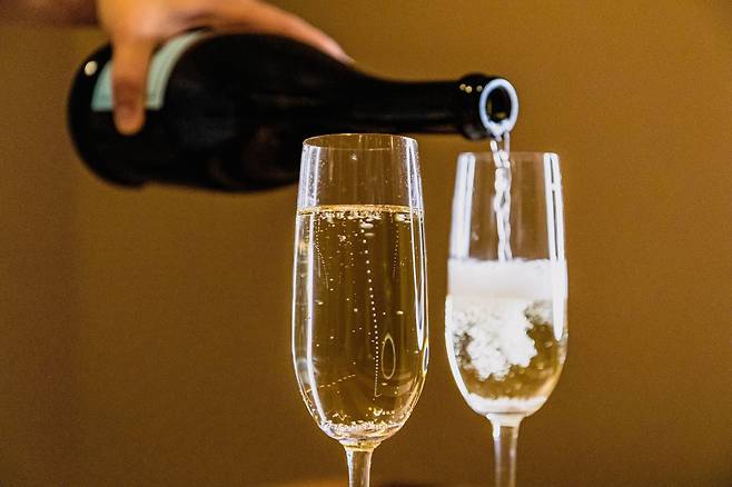 샴페인은 이산화탄소가 들어있는 다른 음료와 달리 기포들이 일렬로 상승한다. 미 브라운대 연구진이 그 원인이 풍미를 주는 불순물과 기포 크기에 있음을 밝혀냈다./미 브라운대