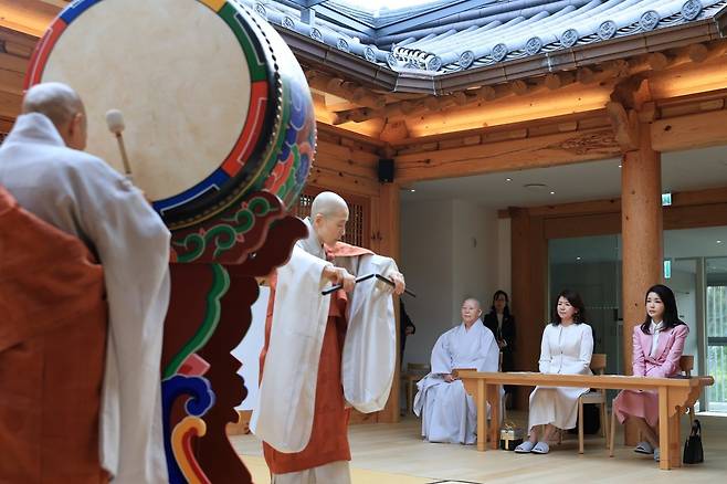 기시다 후미오 일본 총리의 부인 유코 여사(오른쪽에서 두 번째)와 윤석열 대통령의 부인 김건희 여사(오른쪽)가 7일 서울 은평구 진관사에서 국가무형문화재인 국행수륙재 중 법고무를 감상하고 있다. 대통령실 제공