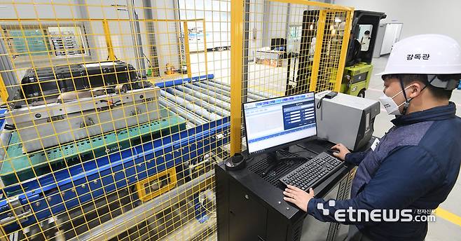 전기차 보급 확대로 늘어나는 폐배터리 회수·재활용 체계를 지원하기 거점수거센터는 반납된 폐배터리를 회수해서 잔존가치를 측정한 후 민간에 매각하는 유통 플랫폼 역할을 한다. 사진은 지난 2021년 경기 시흥시 수도권 미래폐자원 거점수거센터에서 관계자들이 폐배터리를 자동화 설비가 도입된 보관시설로 옮기고 있는 모습.   시흥(경기)=이동근기자 foto@etnews.com