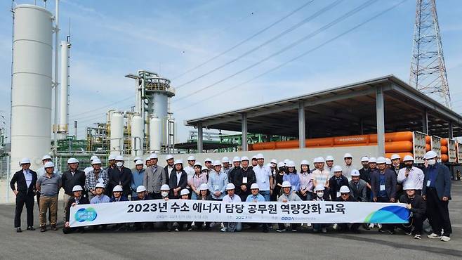 경기도경제과학진흥원은 유관기관 수소 담당 공무원 등 80여명을 대상으로 '수소 산업 역량 강화 교육'을 진행했다. 평택수소생산기지에서 교육생들이 현장을 둘러보고 기념촬영을 하고 있다. 경과원 제