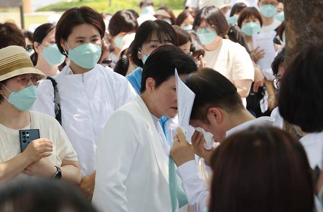 간호사의 눈물 김영경 대한간호협회 회장이 16일 서울 용산 대통령집무실 앞에서 윤석열 대통령의 간호법 제정 거부권 행사를 비판하는 집회를 한 후 눈물을 흘리고 있다. 사진=박범준 기자