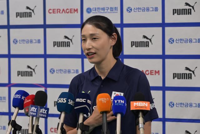 한국 여자배구 국가대표팀 어드바이저를 맡은 김연경이 16일 충북 진천선수촌에서 대표팀 훈련에 앞서 기자회견에사서 "태극기가 새겨진 옷을 입는 건 참 좋다"고 말했다. 진천=하상윤 기자