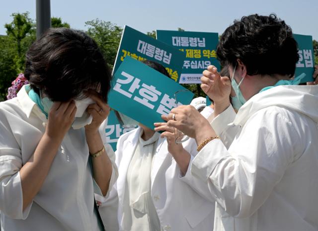 16일 서울 용산 대통령실 앞에서 대한간호협회가 주최한 간호법 공포 촉구 기자회견을 마친 참가자들이 눈물을 흘리고 있다. 이날 윤석열 대통령은 간호법 제정안에 대해 거부권을 행사했다. 서재훈 기자