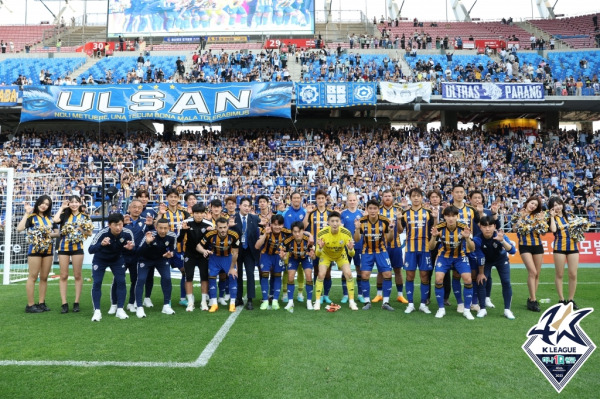 14일 FC서울전 3-2 승리한 뒤 서포터스와 기념 사진을 촬영하고 있는 울산 현대 선수들. 사진=프로축구연맹