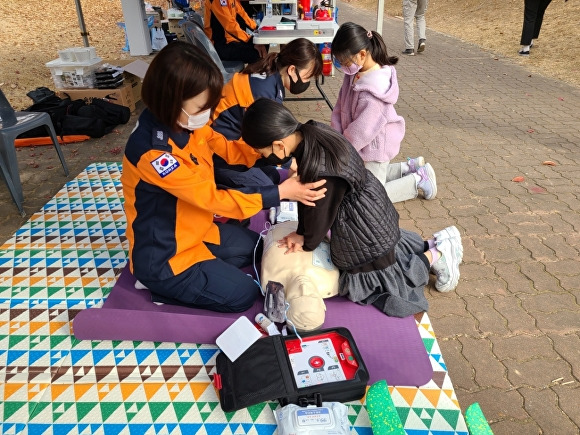 고양소방서가 운영하는 체험 행사에서 심폐소생술 교육을 받고 있는 어린이들의 모습. [사진=고양소방서]