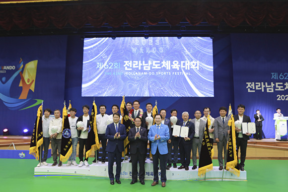 15일 열린 전남체육대회 폐회식에서 수상자들이 기념사진을 찍고 있다. [사진=완도군]