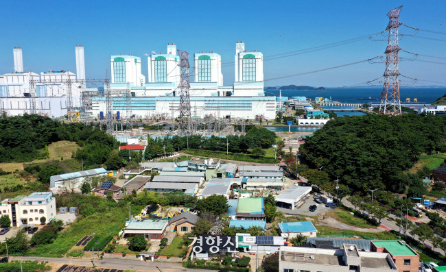 충남 당진 화력발전소 인근 마을에 대형 송전탑이 우뚝 솟아있다. 경향신문 자료사진