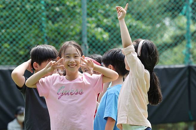 어린이날을 하루 앞둔 지난 4일 서울 광진구 어린이대공원을 찾은 아이들이 즐거운 시간을 보내고 있다. 연합뉴스