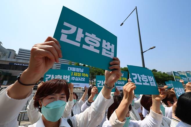 16일 오전 서울 용산 대통령실 앞에서 대한간호협회가 연 간호법 공포 촉구 기자회견이 진행되고 있다. 연합뉴스