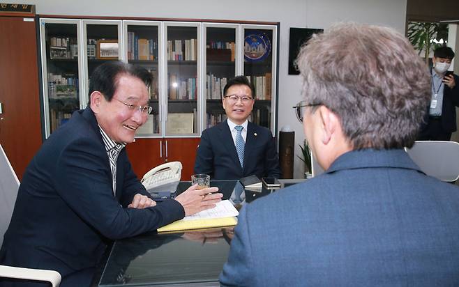 국회 윤리특별위원회 위원장인 변재일 더불어민주당 의원(왼쪽)과 여야 간사를 맡기로 한 국민의힘 이양수 의원(가운데), 더불어민주당 송기헌 의원(오른쪽)이 16일 서울 여의도 국회 의원회관에서 만나 위원회 구성 및 향후 일정을 논의하고 있다. 사진공동취재단