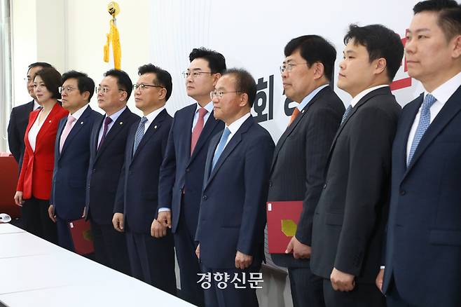 윤재옥 국민의힘 원내대표가 16일 국회에서 코인게이트 진상조사단 임명장 수여식을 마친후 김성원 진상조사단장 등과 기념촬영을 하고 있다. 박민규 선임기자