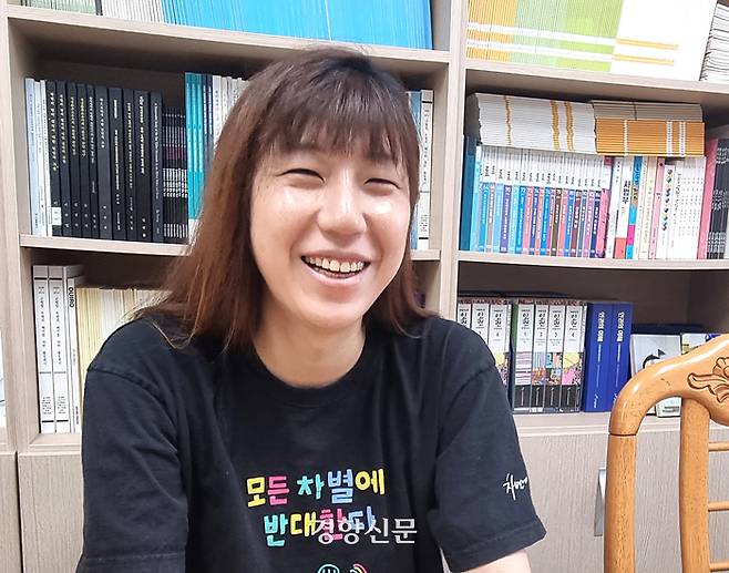 서울 은평구에 위치한 공익인권변호사모임 희망을만드는법(희망법) 사무실에서 16일 박한희 성소수자차별반대 무지개행동 집행위원이 경향신문과 인터뷰를 하고 있다. 박 변호사가 입은 상의에는 ‘모든 차별에 반대한다’라는 문구가 쓰여있다. 전지현 기자