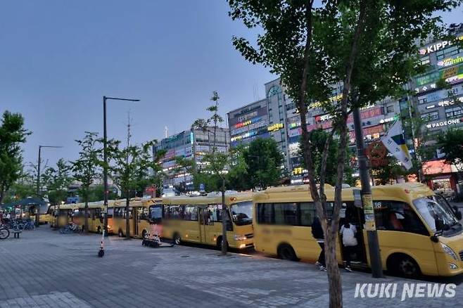 지난 11일 경기 안양 평촌 학원가 도로에 줄 서 있는 학원 차량들.   사진=임지혜 기자
