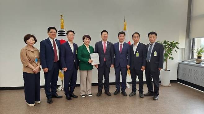 (왼쪽 세 번째부터) 권혁원 일자리경제국장, 이달희 경북도 경제부지사, 김기현 국힘 대표, 구자근 국힘 의원이 기념촬영을 하고 있다. (포항시 제공) 2023.05.16