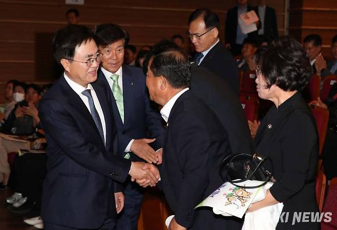 김태흠 충남지사가 16일 민선 8기 2년차 시·군 방문 일곱 번째 일정으로 금산군을 방문해 군민들과 반갑게 인사를 나누고 있다. 충남도 제공