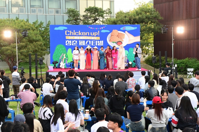 대구보건대에서 지난 10일 열린 ‘DHC글로컬 캠퍼스에서 놀자! Chicken up! 청춘페스티벌’ 모습. 대구보건대 제공