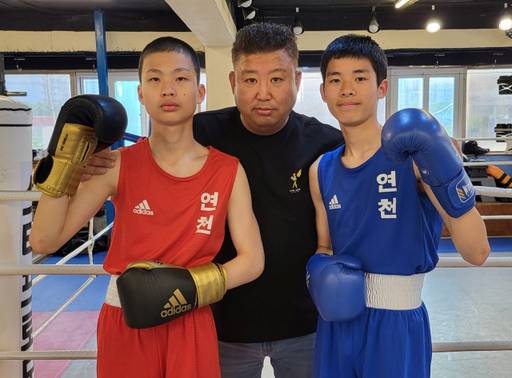 제52회 전국소년체전 복싱 경기도대표인 연천 군남중 고윤수(왼쪽), 박성규와 이들을 헌신적으로 지도하고 있는 김종훈 스타복싱클럽 관장(가운데).스타복싱클럽 제공