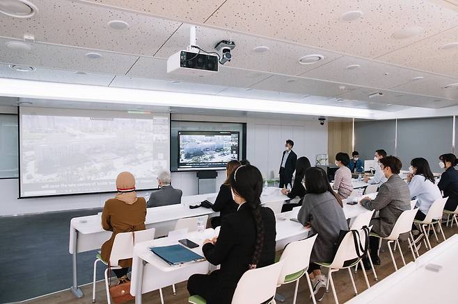 우송대학교 솔브릿지국제경영대학의 학생들이 강의실에서 수업을 듣고 있다.  우송대