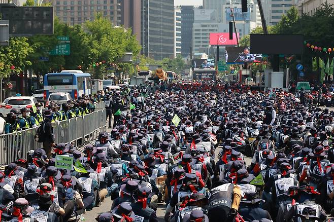 민주노총 건설노조 조합원들이 16일 오후 서울 중구 태평로 일대에서 총파업 결의대회를 열고, 정부의 노조 탄압 중단 등을 촉구하고 있다. 2023.05.16 [박형기 기자]