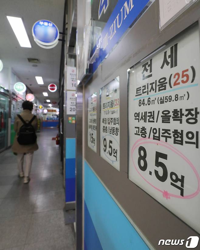 (서울=뉴스1) 박세연 기자 = 25일 서울 송파구 부동산중개업소에 아파트 전세 매물 안내문이 붙여있다.  서울 아파트 전세 시세가 기존 계약 보증금보다 낮아진 역(逆)전세 발생 건수가 10000건에 육박한 것으로 나타났다. 지난 24일 아파트 실거래가 정보제공업체 '호갱노노'에 따르면 최근 3개월간 전세 시세와 기존 전세금 역전 현상 발생 건수는 9398건으로 지난 2월 초 집계된 5346건 대비 두 배 가까이 늘었다. 2023.4.25/뉴스1  Copyright (C) 뉴스1. All rights reserved. 무단 전재 및 재배포 금지.