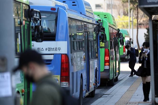 서울시가 오는 8월 일시적으로 유예했던 지하철·버스 등 대중교통 기본요금 인상을 단행할 것으로 보인다. 사진은 서울역 버스환승센터. /사진=뉴스1