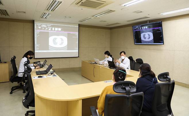 한림대학교동탄성심병원 폐암 다학제팀 (왼쪽 위부터 시계 방향으로 호흡기내과 김정현 교수, 방사선종양학과 하보람 교수, 흉부외과 이희성 교수)