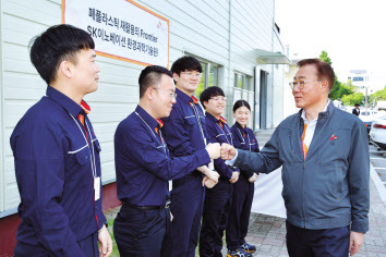 김준(오른쪽) SK이노베이션 부회장이 15일 대전 환경과학기술원을 찾아 구성원들과 인사를 나누고 있다. [SK이노베이션 제공]