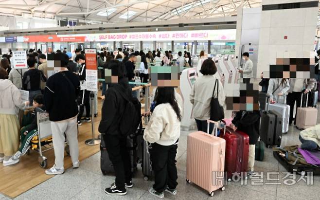 인천국제공항에서 출국을 기다리는 사람들 모습. [인천국제공항=임세준 기자]