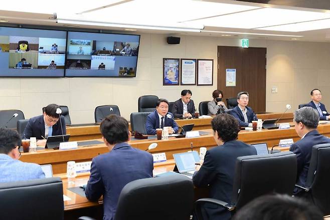 16일 한국남부발전 본사에서 이승우 남부발전 사장(가운데)과 임직원들이 경영위기 극복을 위한 ‘KOSPO 비상경영대책회의’를 진행하고 있다.