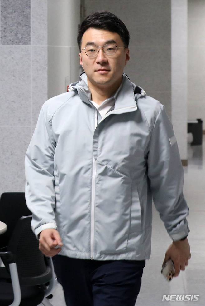 [서울=뉴시스] 고범준 기자 = 김남국 더불어민주당 의원이 14일 오전 서울 여의도 국회 의원회관 사무실로 들어서고 있다. 이날 거액의 '가상자산 보유' 논란에 휩싸인 김 의원은 자진 탈당을 선언했다. 2023.05.14. bjko@newsis.com