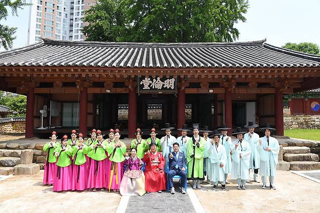 [부산=뉴시스] 15일 부산 동래향교에서 열린 전통 성년례에서 참석자들이 기념 사진을 촬영하고 있다. (사진=동래구청 제공) *재판매 및 DB 금지