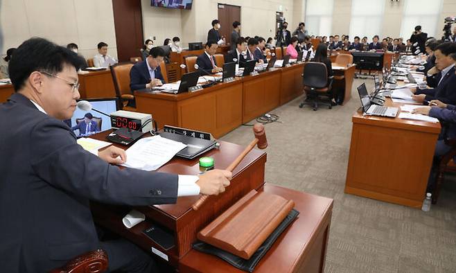 장제원 국회 행안위 위원장이 16일 서울 여의도 국회에서 열린 행정안전위원회 전체회의를 주재하고 있다. 뉴스1