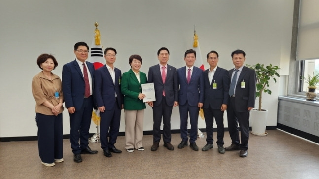 권혁원(왼쪽서 세번째) 포항시 일자리경제국장과 이달희(왼쪽서 네번째) 경북도 경제부지사는 15일 김기현(왼쪽서 다섯번째) 국민의힘 대표를 만나 이차전지 특화단지 포항 유치를 건의했한 뒤 기념 촬영을 하고 있다. 포항시 제공