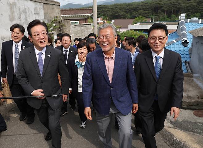 문재인 전 대통령이 지난 10일 경남 양산 평산마을에 문을 연 평산책방을 찾은 이재명 더불어민주당 대표, 박광온 원내대표와 책방에서 봉사를 마친 뒤 사저로 이동하고 있다. 뉴시스