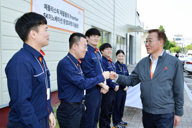 김준(오른쪽) SK이노베이션 부회장이 15일 대전 환경과학기술원을 방문해 구성원들과 인사를 나누고 있다. 사진 제공=SK이노베이션