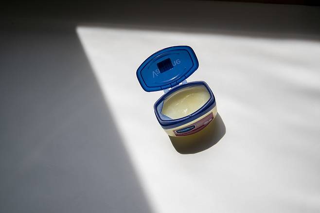 박가영씨가 아빠에게 발라주던 바셀린. 체취가 남아 있어 버리지 못했다. ⓒ시사IN 박미소