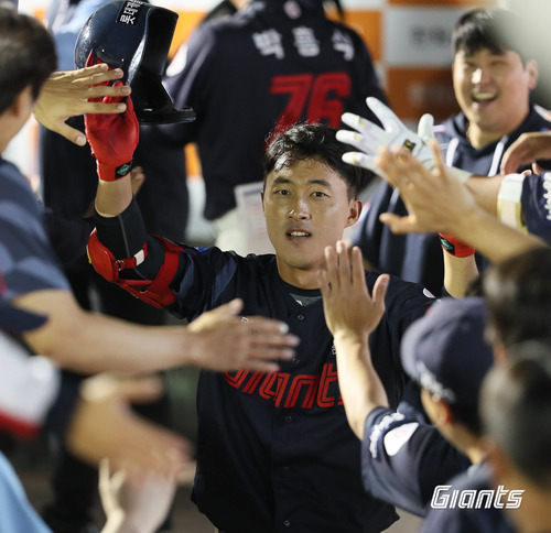 투런포를 때리고 더그아웃에서 축하 받는 노진혁. 롯데 구단 제공