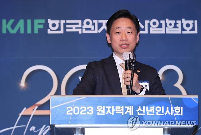 발언하는 오태석 과학기술정보통신부 제1차관 (서울=연합뉴스) 신현우 기자 = 오태석 과학기술정보통신부 제1차관이 6일 오전 서울 강남구 노보텔 앰배서더에서 열린 원자력계 신년인사회에 참석해 발언하고 있다. 2023.1.6 nowwego@yna.co.kr