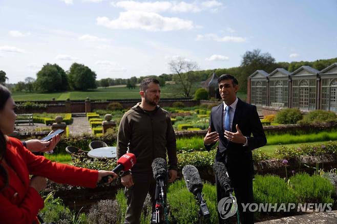 기자들과 인터뷰하는 젤렌스키 대통령과 수낵 총리 [AFP=연합뉴스 자료사진. 재판매 및 DB 금지]