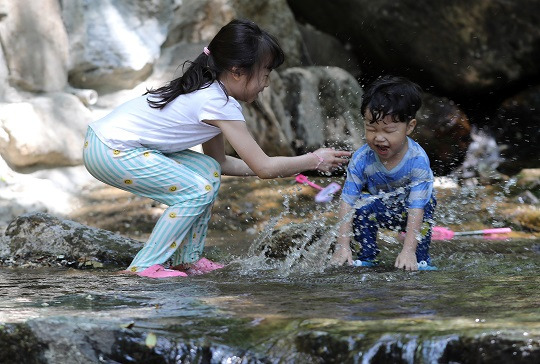 17일 오후 경기도 과천시 서울대공원 캠핑장을 찾은 어린이들이 계곡에서 물놀이를 즐기고 있다. 사진=뉴스1