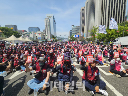 민주노총은 17일 오후 2시 서울 중구 세종대로 일대에서 ‘양회동 열사 염원 실현! 노동, 민생, 민주, 평화 파괴 윤석열 정권 퇴진! 민주노총 결의대회’를 열었다.(사진=이영민 수습기자)